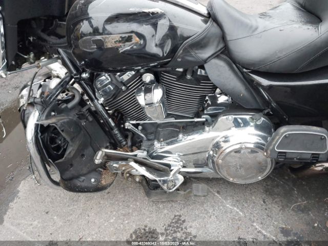 2018 HARLEY-DAVIDSON FLHTCUTG 1HD1MAD18JB855549 Photo 8