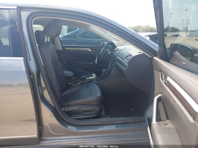 2017 VOLKSWAGEN PASSAT 1VWBT7A3XHC043964 Photo 4