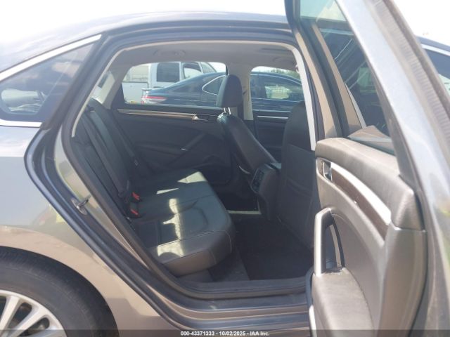 2017 VOLKSWAGEN PASSAT 1VWBT7A3XHC043964 Photo 7