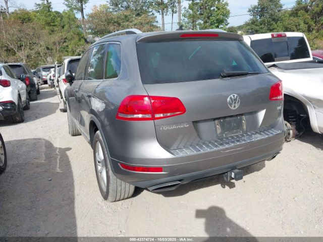 2011 VOLKSWAGEN TOUAREG WVGFK9BP7BD001687 Photo 2