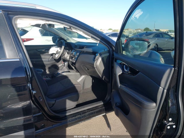 JN1BJ1CPXHW031871 Nissan Rogue Sport Sv