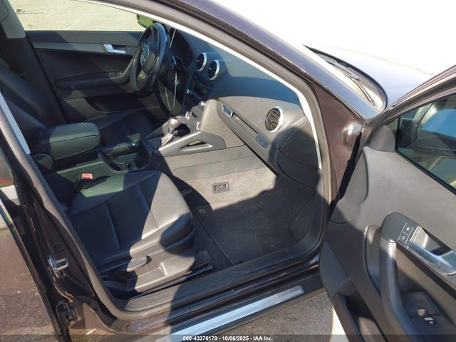 2013 AUDI A3 WAUBEAFM1DA002962 Photo 4