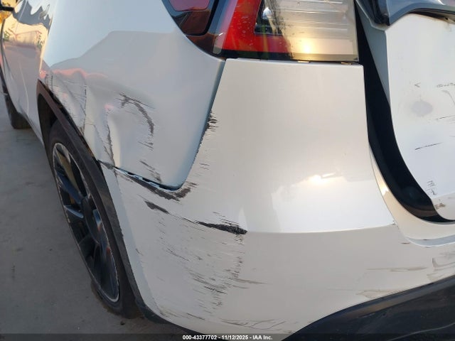 2024 Tesla Model Y Long Range Dual Motor All-wheel Drive მანქანა იყიდება აუქციონზე, vin: 7SAYGAEE4RF039040, აუქციონის ნომერი: 43377702
