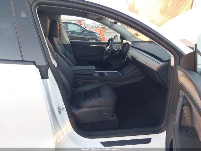 2024 Tesla Model Y Long Range Dual Motor All-wheel Drive მანქანა იყიდება აუქციონზე, vin: 7SAYGAEE4RF039040, აუქციონის ნომერი: 43377702