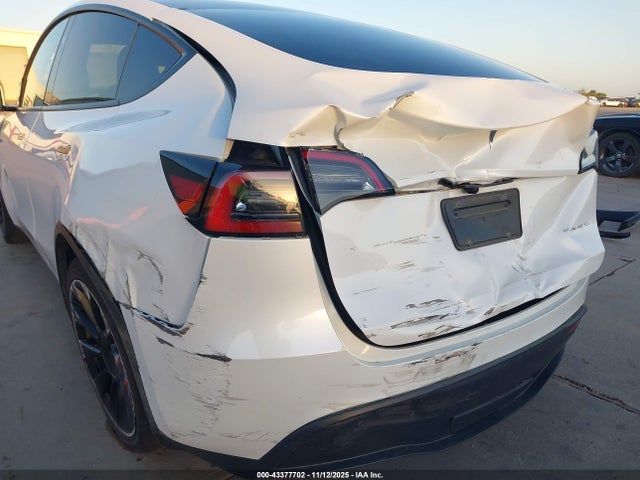 2024 Tesla Model Y Long Range Dual Motor All-wheel Drive მანქანა იყიდება აუქციონზე, vin: 7SAYGAEE4RF039040, აუქციონის ნომერი: 43377702