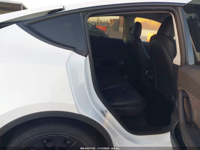 2024 Tesla Model Y Long Range Dual Motor All-wheel Drive მანქანა იყიდება აუქციონზე, vin: 7SAYGAEE4RF039040, აუქციონის ნომერი: 43377702