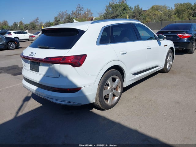 2019 AUDI E-TRON WA1VAAGE2KB010511 Photo 3