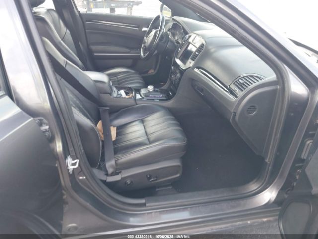 2019 CHRYSLER 300 2C3CCABG0KH559717 Photo 4