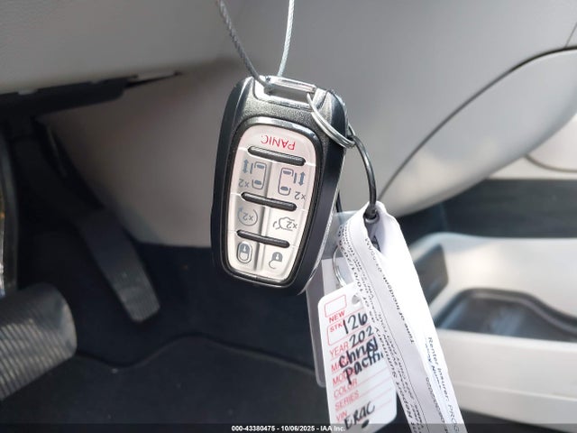 Chrysler Pacifica 2024 2C4RC1BG0RR135996 Image 11