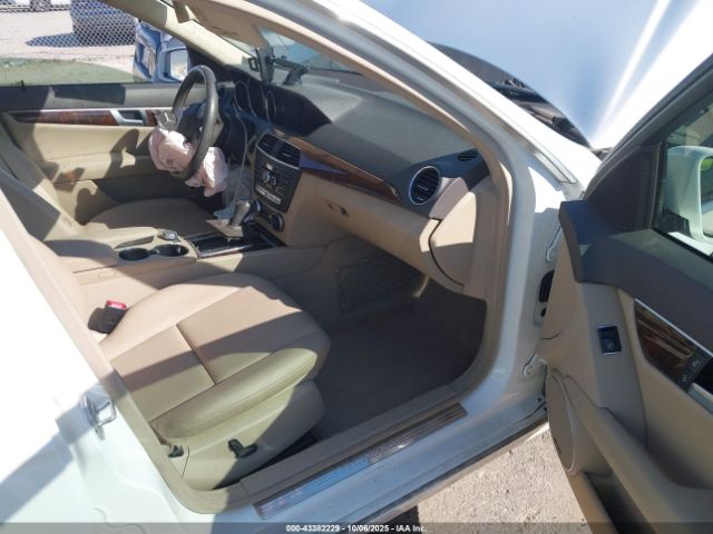 2013 MERCEDES-BENZ C 300 WDDGF8AB9DR259489 Photo 4