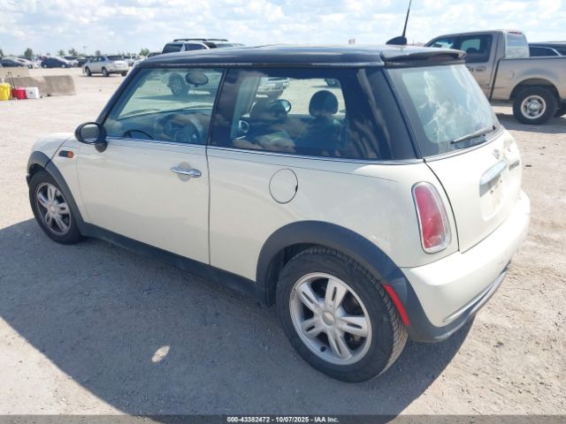 2006 MINI COOPER WMWRC33516TK16824 Photo 2