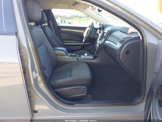 2019 CHRYSLER 300 2C3CCAAG0KH601594 Photo 4