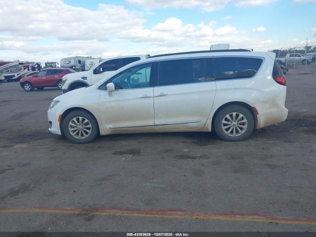 2017 Chrysler Pacifica Touring-l მანქანა იყიდება აუქციონზე, vin: 2C4RC1BG3HR739136, აუქციონის ნომერი: 43383628