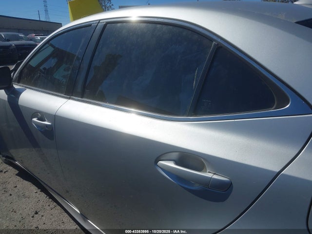 Lexus IS 200T 2016 JTHBA1D29G5007824 Image 39