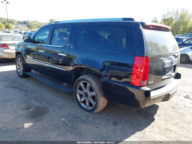2011 CADILLAC ESCALADE ESV 1GYS4JEFXBR102267 Photo 2
