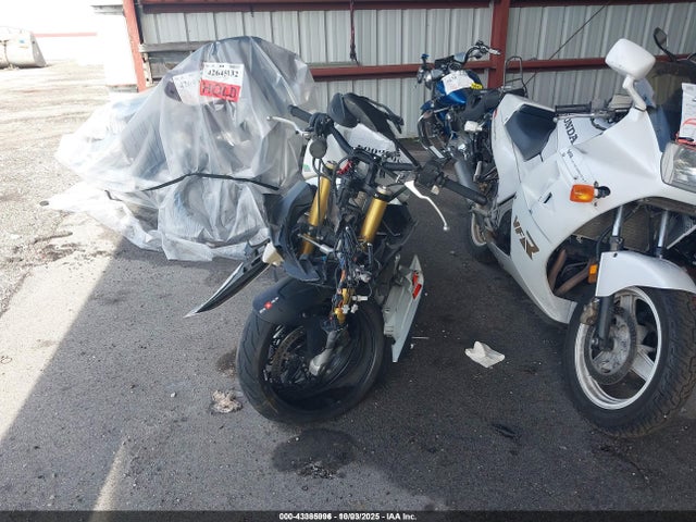 ZD4KZUA09MS000078 Aprilia Tuono V4 1100