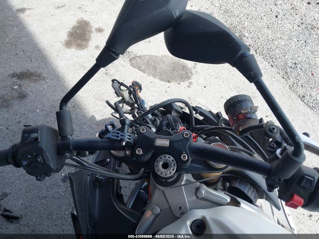 ZD4KZUA09MS000078 Aprilia Tuono V4 1100