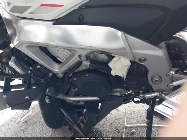 ZD4KZUA09MS000078 Aprilia Tuono V4 1100