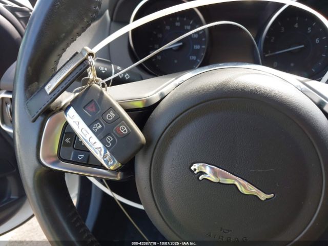 2019 JAGUAR XE SAJAE4FX4KCP49744 Photo 10