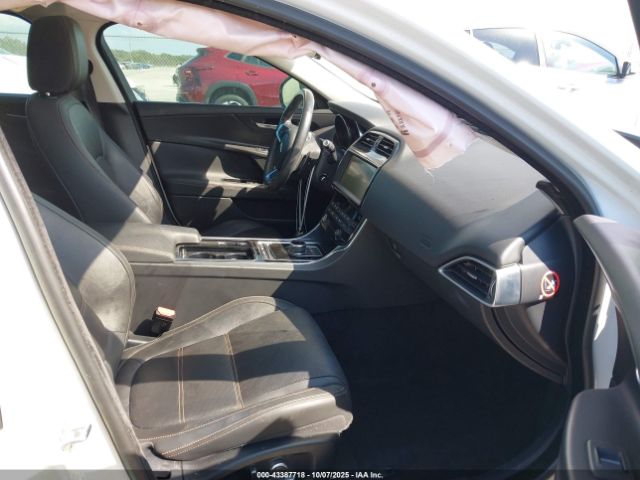 2019 JAGUAR XE SAJAE4FX4KCP49744 Photo 4