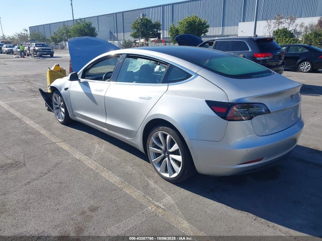 2018 TESLA MODEL 3 5YJ3E1EA8JF060830 Photo 2
