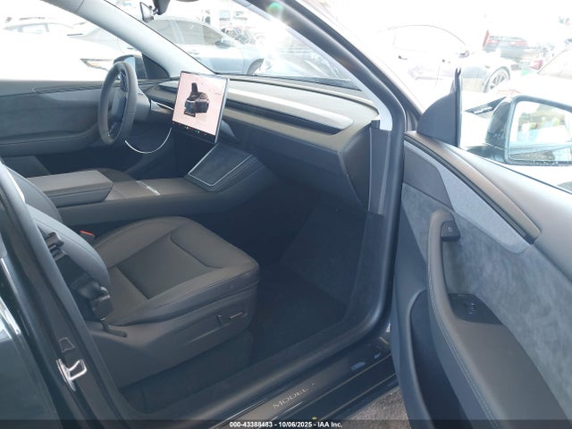 2026 TESLA MODEL Y 7SAYGDED5TF443643 Photo 4