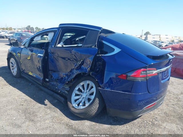2017 TESLA MODEL X 5YJXCBE24HF075440 Photo 2