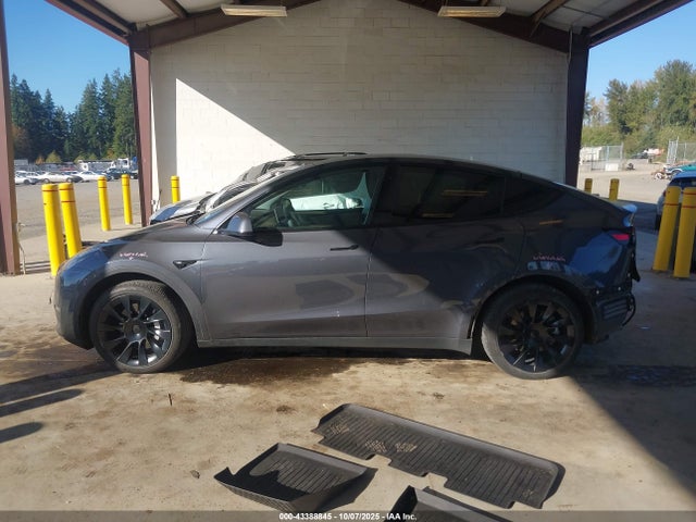Auction sale of the 2022 Tesla Model Y Long Range Dual Motor All-wheel Drive, vin: 7SAYGDEE0NA006075, lot number: 43388845