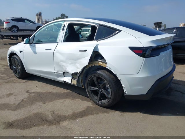 2026 TESLA MODEL Y 7SAYGDEE9TF365960 Photo 2