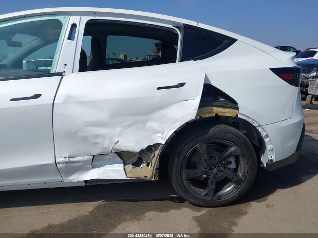 2026 TESLA MODEL Y 7SAYGDEE9TF365960 Photo 5