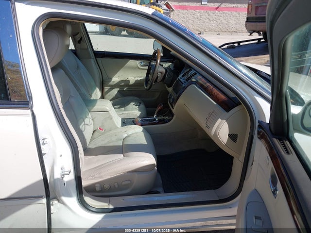 2011 CADILLAC DTS 1G6KH5E61BU128855 Photo 4