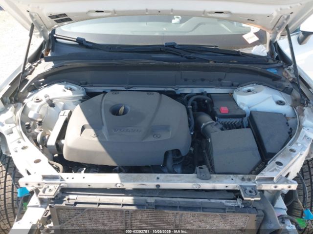 2018 VOLVO XC60 LYV102RK3JB116768 Photo 9