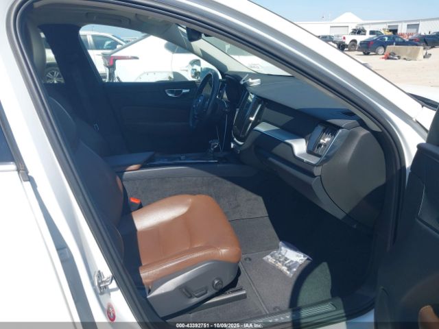 2018 VOLVO XC60 LYV102RK3JB116768 Photo 4