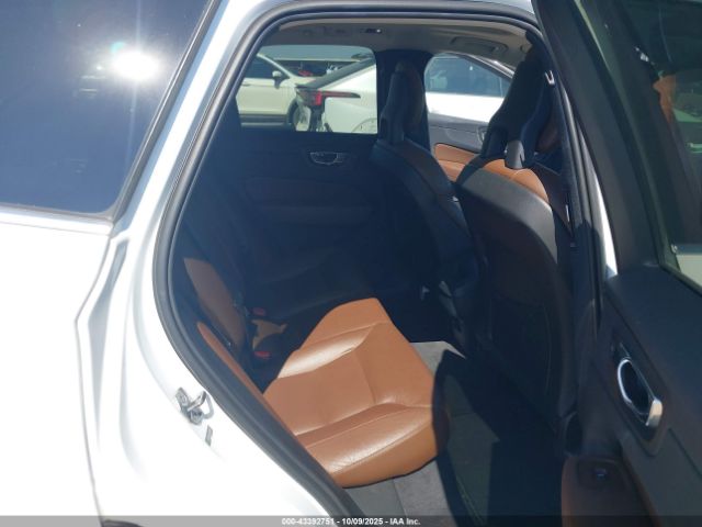 2018 VOLVO XC60 LYV102RK3JB116768 Photo 7