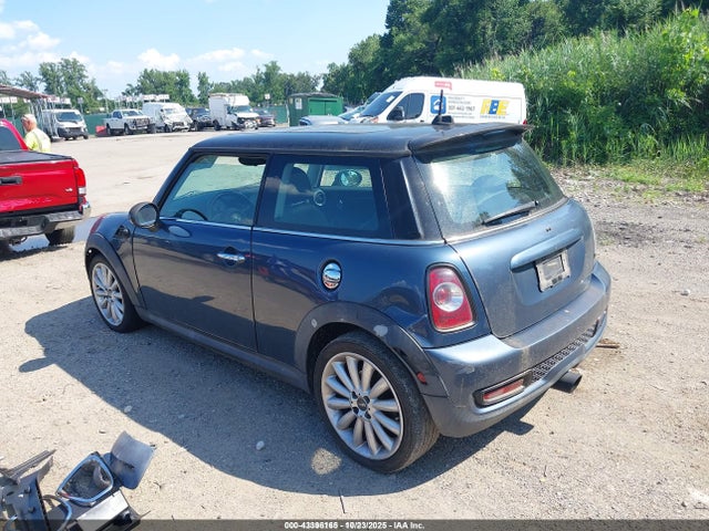 2011 MINI COOPER S WMWSV3C59BTY10180 Photo 2
