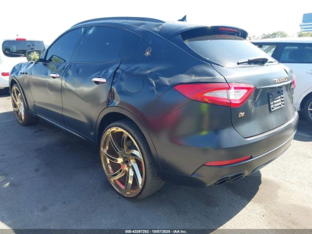 2017 MASERATI LEVANTE ZN661XUL3HX257868 Photo 2