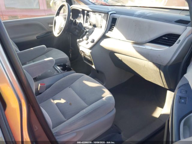 2019 TOYOTA SIENNA 5TDKZ3DC8KS015527 Photo 4