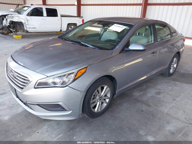 Hyundai 2017 2017 5NPE24AF2HH562927 Image 2