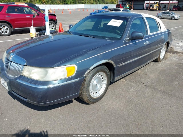 1998 Lincoln Town Car Executive მანქანა იყიდება აუქციონზე, vin: 1LNFM81W7WY661515, აუქციონის ნომერი: 43399480