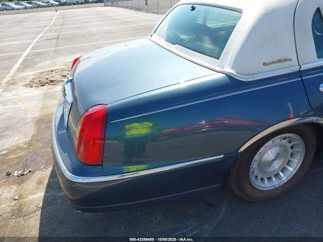 1998 Lincoln Town Car Executive მანქანა იყიდება აუქციონზე, vin: 1LNFM81W7WY661515, აუქციონის ნომერი: 43399480