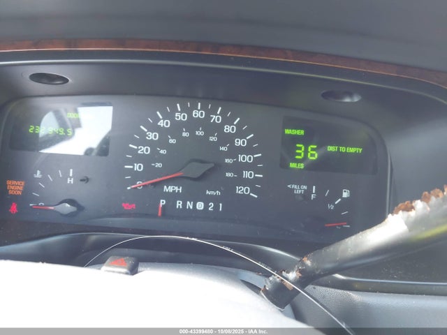 1998 Lincoln Town Car Executive მანქანა იყიდება აუქციონზე, vin: 1LNFM81W7WY661515, აუქციონის ნომერი: 43399480