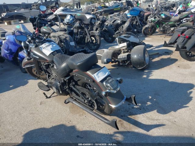 2018 HARLEY-DAVIDSON FLHCS 1HD1YBK17JC063884 Photo 2