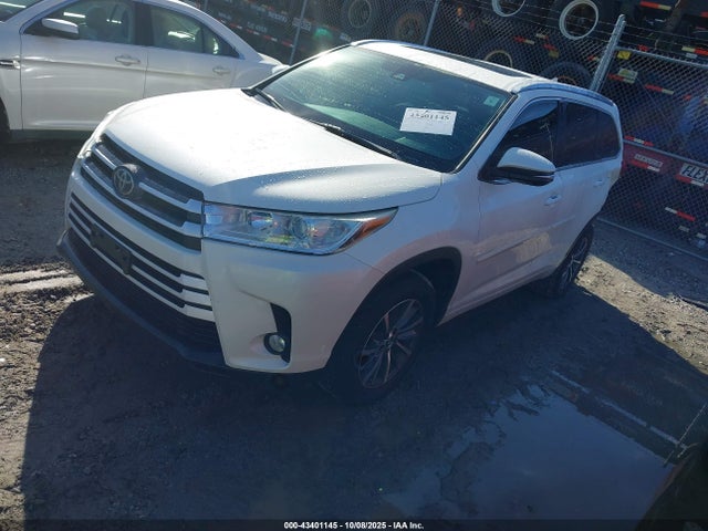5TDKZRFH9JS546214 Toyota Highlander Xle
