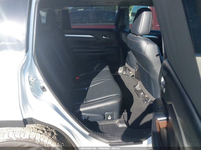 5TDKZRFH9JS546214 Toyota Highlander Xle