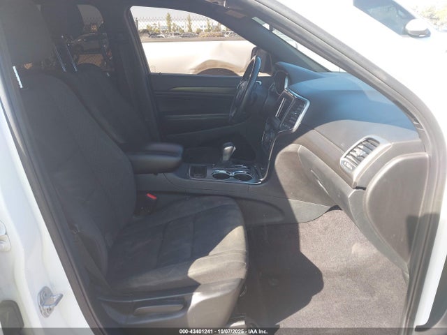 1C4RJEAGXJC382826 Jeep Grand Cherokee Laredo 4x2