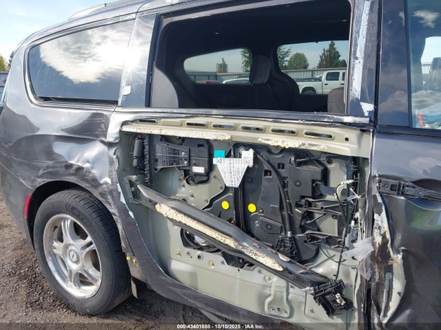 2C4RC1FGXJR228832 Chrysler Pacifica Touring Plus
