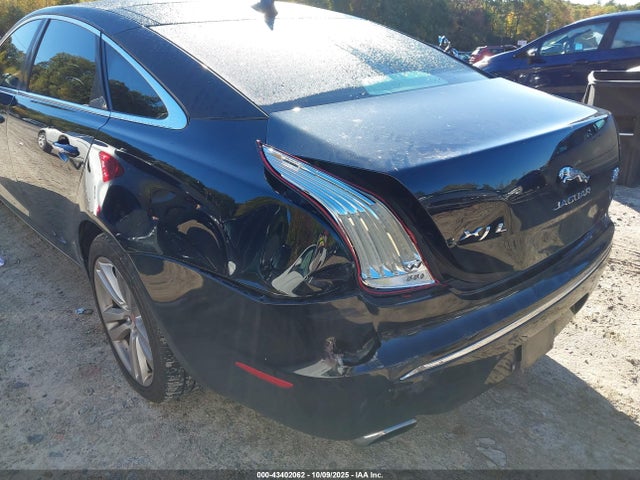 2015 JAGUAR XJ SAJWJ2GD4F8V77220 Photo 2
