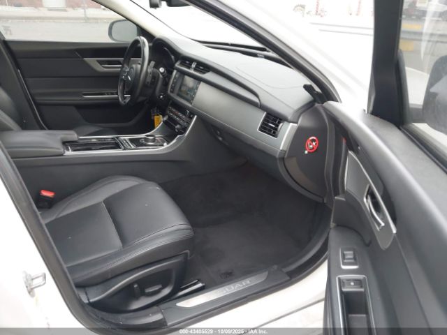 2017 JAGUAR XF SAJBJ4BV8HCY44921 Photo 4