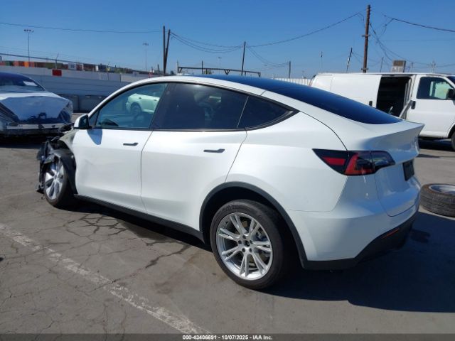 2021 TESLA MODEL Y 5YJYGDED4MF110400 Photo 2