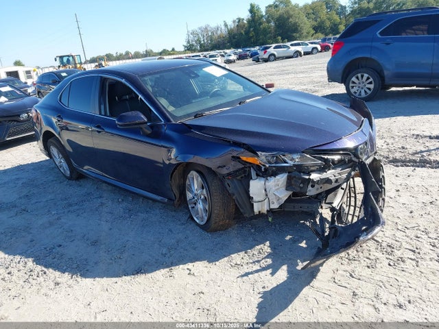 Продаж на аукціоні авто 2021 Toyota Camry Le, vin: 4T1C11AK6MU592739, номер лоту: 43411336